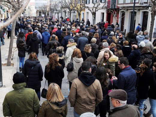 (Fotos) 1.500 personas salen a la calle contra el decreto del catalán en la sanidad