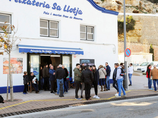 El frío se impone en la travesía al puerto de Maó