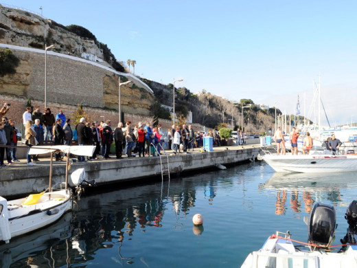 El frío se impone en la travesía al puerto de Maó