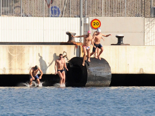 El frío se impone en la travesía al puerto de Maó