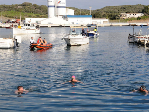 El frío se impone en la travesía al puerto de Maó