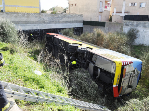 (Fotos) Vuelca un autobús frente a la rotonda del Mateu Orfila