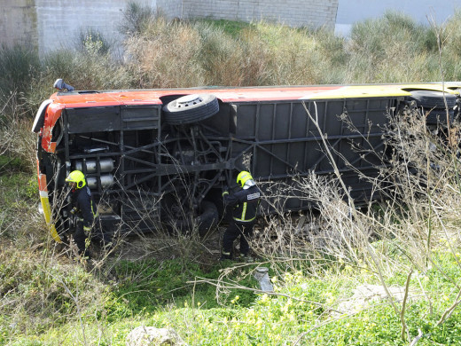 (Fotos) Vuelca un autobús frente a la rotonda del Mateu Orfila