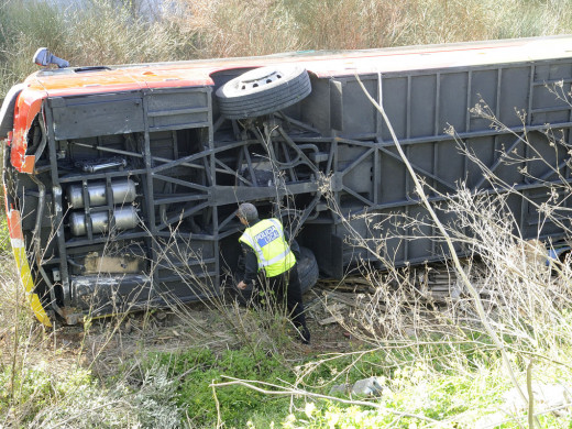 (Fotos) Vuelca un autobús frente a la rotonda del Mateu Orfila