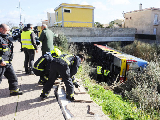 (Fotos) Vuelca un autobús frente a la rotonda del Mateu Orfila