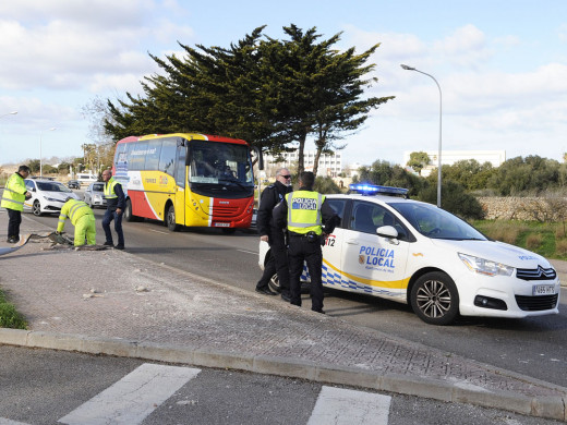 (Fotos) Vuelca un autobús frente a la rotonda del Mateu Orfila