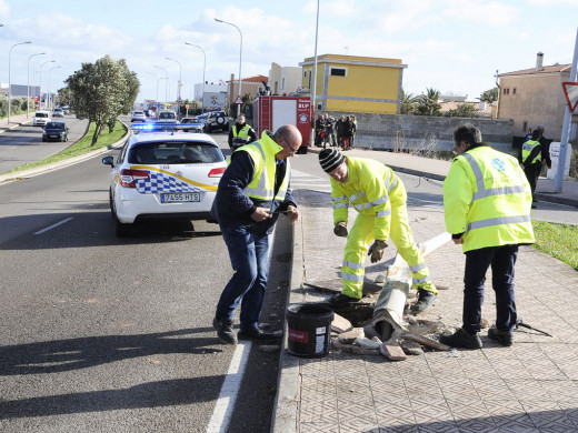 (Fotos) Vuelca un autobús frente a la rotonda del Mateu Orfila