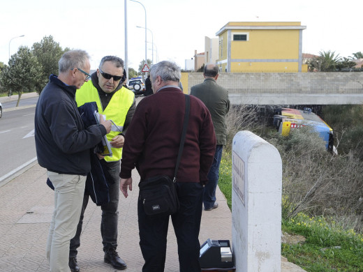 (Fotos) Vuelca un autobús frente a la rotonda del Mateu Orfila