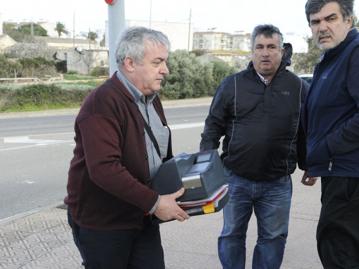 (Fotos) Vuelca un autobús frente a la rotonda del Mateu Orfila