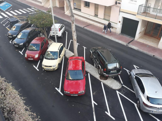 Vehículos aparcados en una calle de Maó (Foto: Tolo Mercadal)