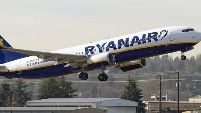 Un avión de Ryanair despegando.