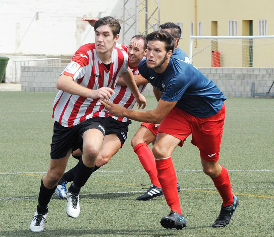 Biel y José, ante dos defensas del Santanyí.