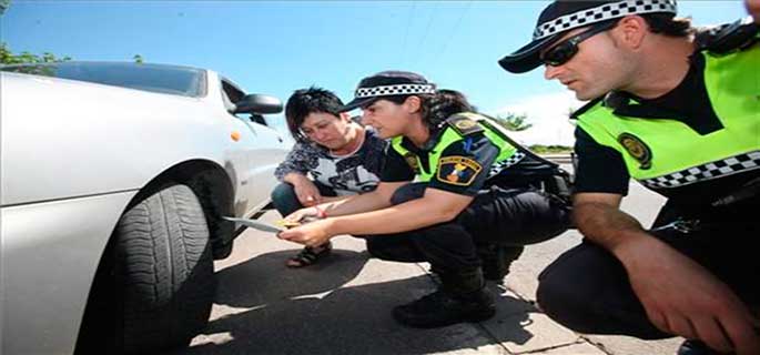 Policías supervisando un vehículo.