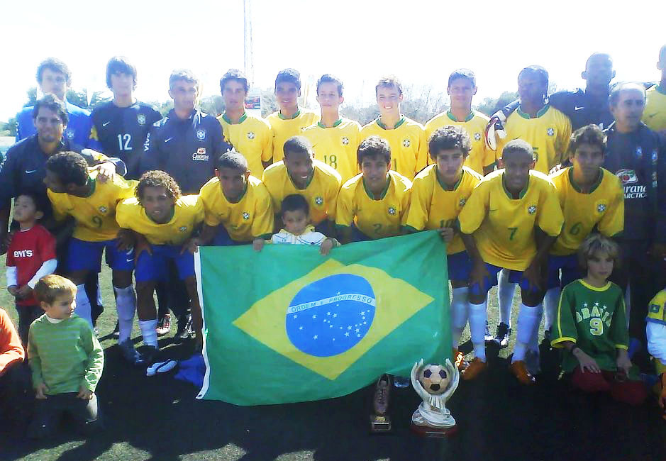 Neymar (número 7), Coutinho (10) y Casemiro (arriba), en el equipo que jugó en Sant Lluís (Foto: Mecup)