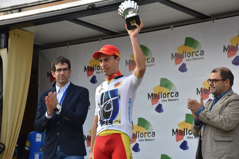 Torres, recogiendo el trofeo de mejor ciclista balear.