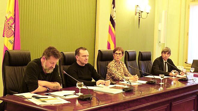 El experto de la UIB interviene en el Parlament.