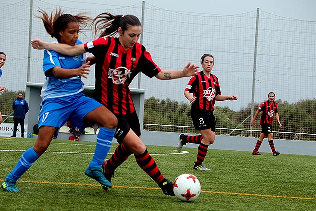 Yoti pugna por el esférico ante una jugadora del Pallejà (Fotos: deportesmenorca.com)