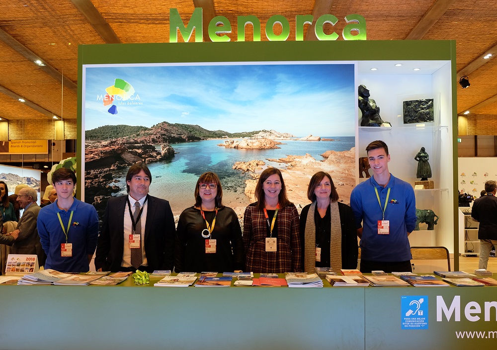 Autoridades en el stand de FITUR.