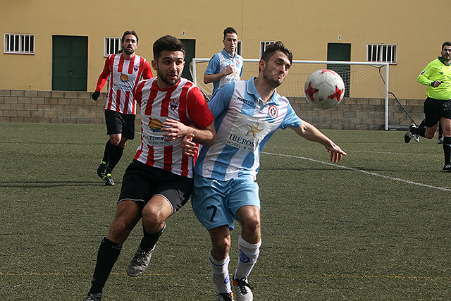 Marc Urbina pelea porel balón con un adversario (Fotos: deportesmenorca.com)