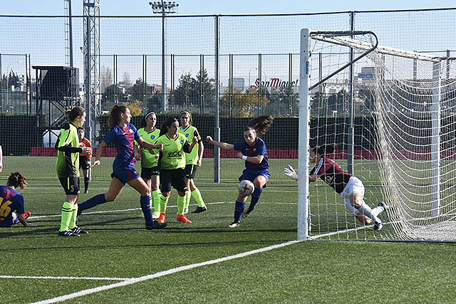 Remate en el área del Sporting (Fotos:  Xavi García/Futfem.cat para deportesmenorca.com)