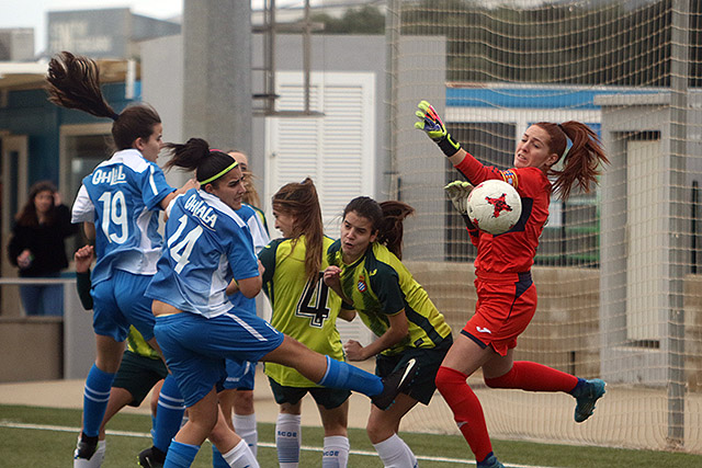 Espectacular acción a balón parado (Fotos: deportesmenorca.com)