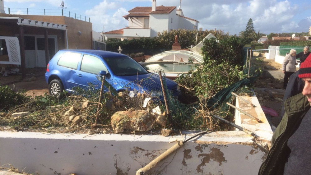 Muros y vehículos dañados por el temporal en s'Algar (Foto: Tolo Mercadal)