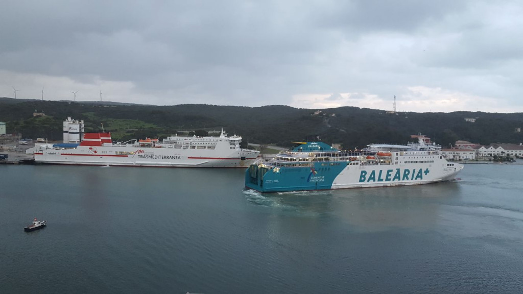 Los barcos de Baleària y la Trasme, en el puerto de Maó (Foto: Juan Valdelvira)