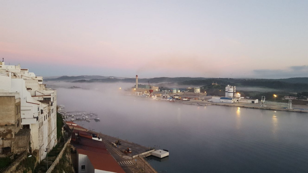 Imagen de la niebla cubriendo el puerto de Maó (Foto: Juan Valdelvira)