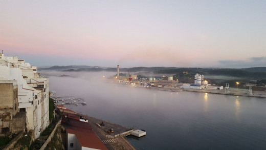 Imagen de la niebla cubriendo el puerto de Maó (Foto: Juan Valdelvira)