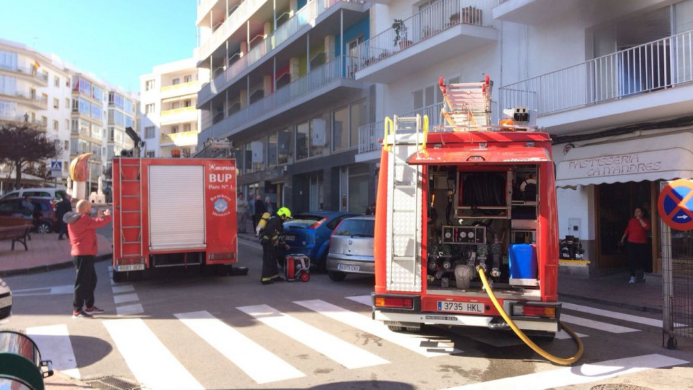 Imagen de los bomberos actuando (Fotos: Tolo Mercadal)