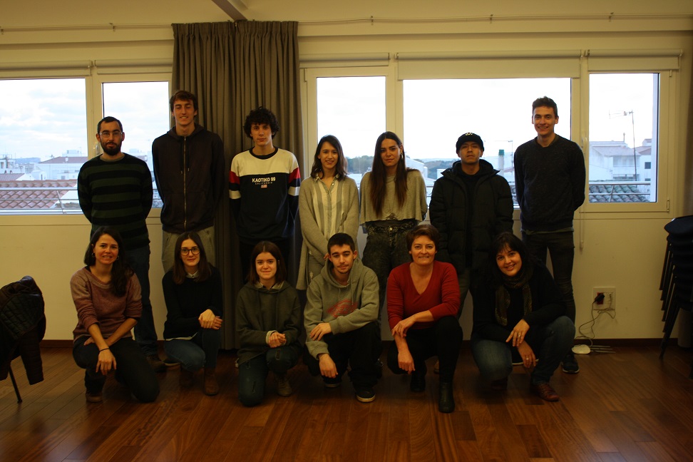 Alumnos y miembros del programa, junto a la alcaldesa Montse Morlà.