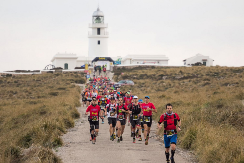 Imagen de la salida de la prueba en el Far de Cavalleria (Foto: biosport.org)