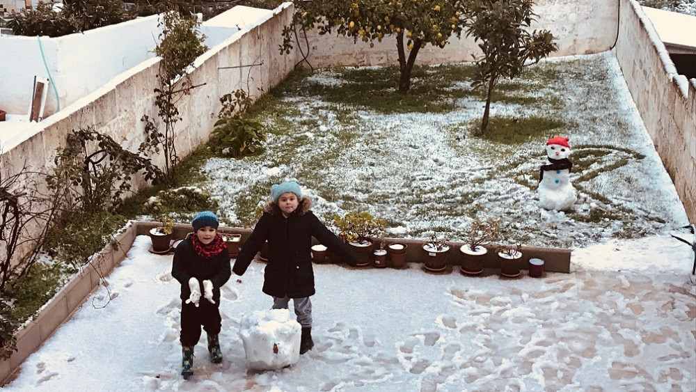 Niños jugando con la nieve en Alaior (Foto: Diana Alonso)