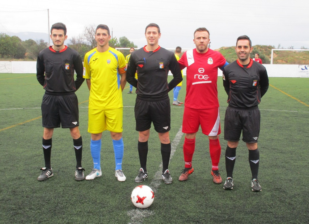 Robert, junto a Rubio y el trío arbitral (Foto: futbolobalear.es)