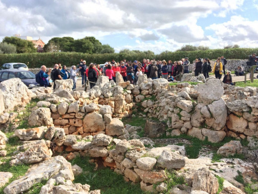 (Fotos) Un Sant Antoni talayótico y con aceite