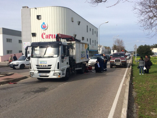 Accidentado un motorista frente al Polideportivo de Mahón