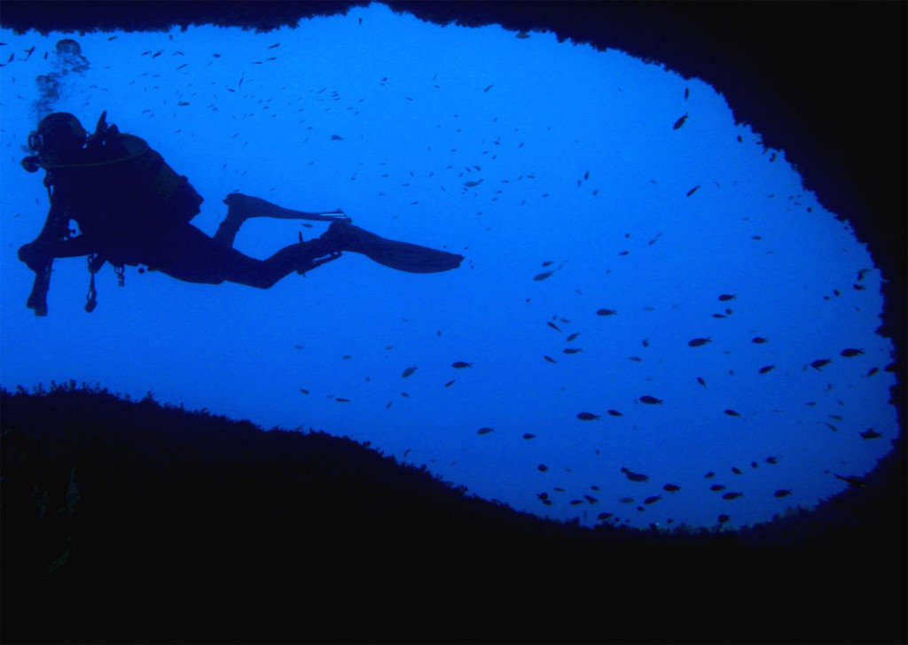 Muchas personas acuden a Menorca para practicar el buceo en sus claras aguas