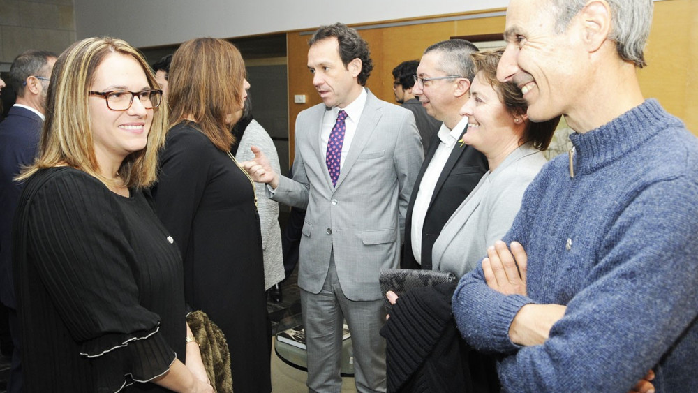 Susana Mora, departiendo con Javier Ares antes del pleno extraordinario (Fotos: Tolo Mercadal)