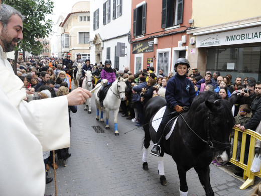 (Galería de fotos) El centro de Mahón y Sant Climent se llenan de animales por Sant Antoni