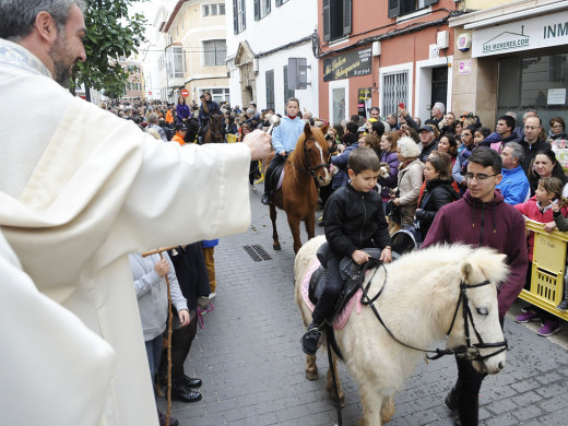 (Galería de fotos) El centro de Mahón y Sant Climent se llenan de animales por Sant Antoni