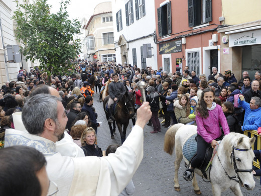 (Galería de fotos) El centro de Mahón y Sant Climent se llenan de animales por Sant Antoni