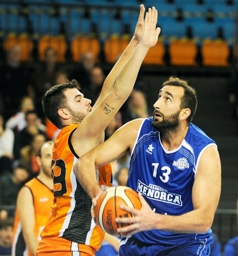 Jan Orfila trata de anitar ante el Mataró (Foto: Tolo Mercadal)