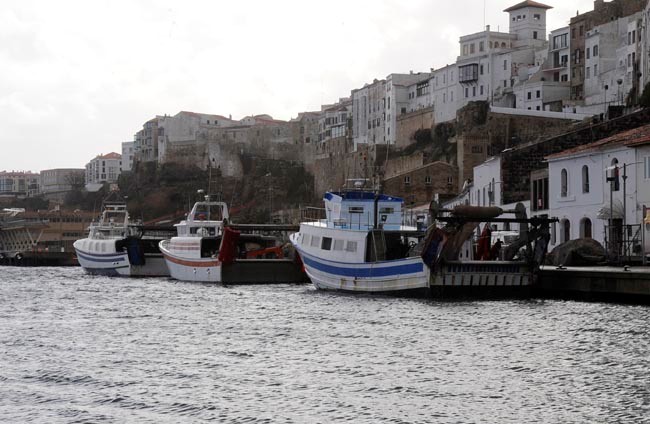 Barcos de pesca en el puerto de Maó