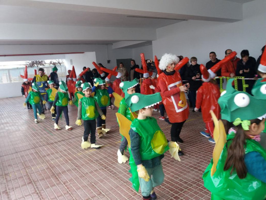 (Galería de fotos) Disfraces, color y diversión en Sant Lluís