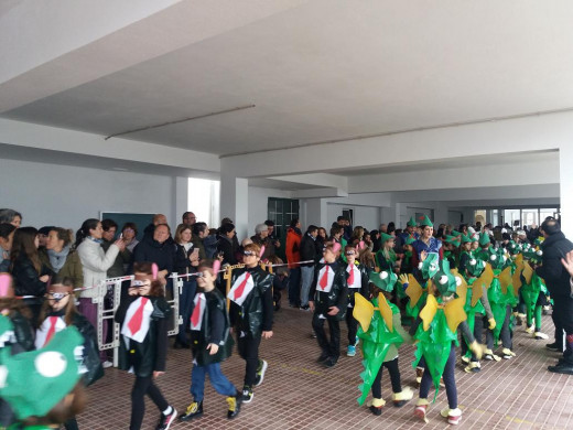 (Galería de fotos) Disfraces, color y diversión en Sant Lluís