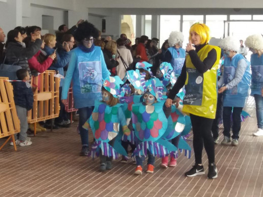 (Galería de fotos) Disfraces, color y diversión en Sant Lluís