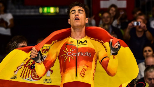 Albert Torres, tras un triunfo con la bandera española.