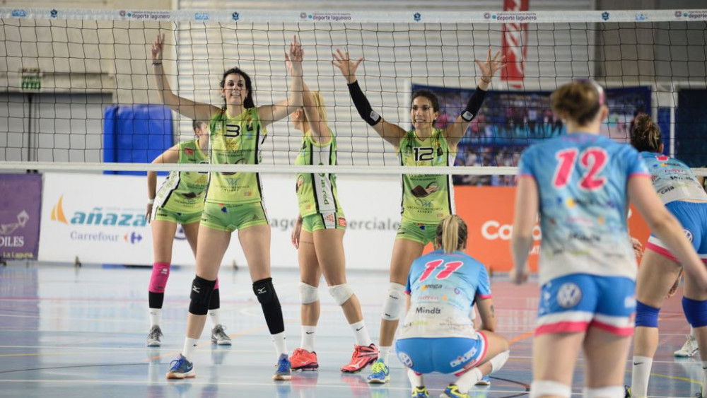 Judith Porras y Maira Westergaard, en el partido ante el Haris de Tenerife (Fotos: CV Haris)