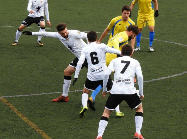 Juanan y Rubén Carreras pelean por un balón (Foto: futbolbalear.es)