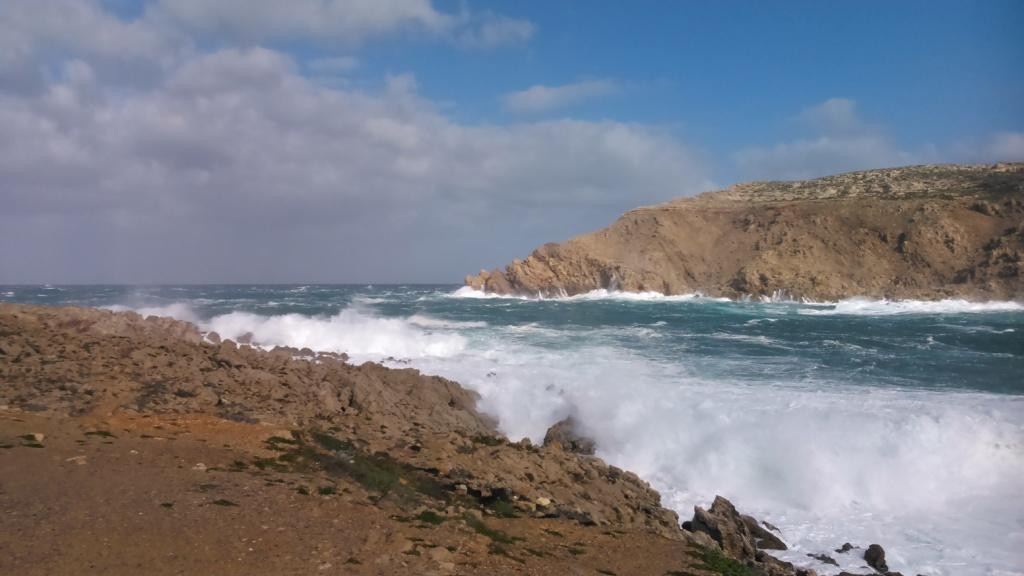 Las olas y el viento dificultarán el tráfico marítimo